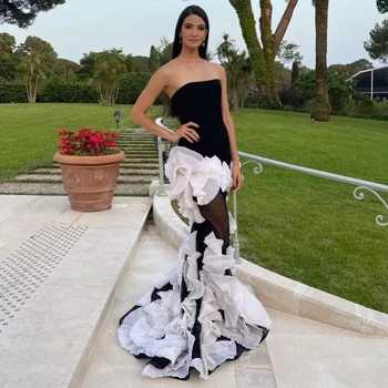 Egyedi 2 szín Sellő báli ruhák Pánt nélküli fodros fehér fodros fekete formális ruha Híresség ruha vestidos para mujer Egyéni